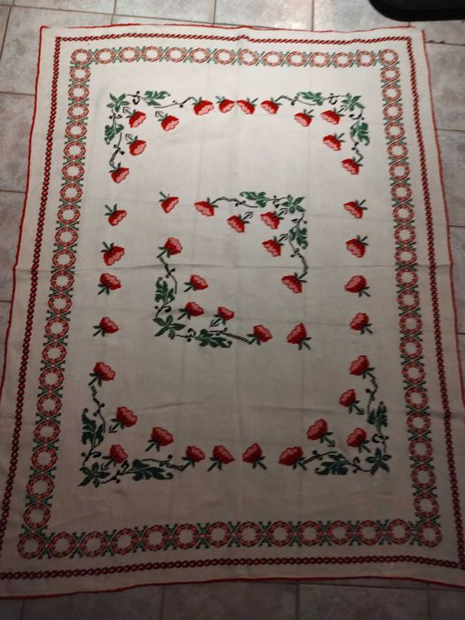 Fata de masa cusuta de mana pe etamina