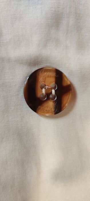 Оригинално дамско яке на Guess