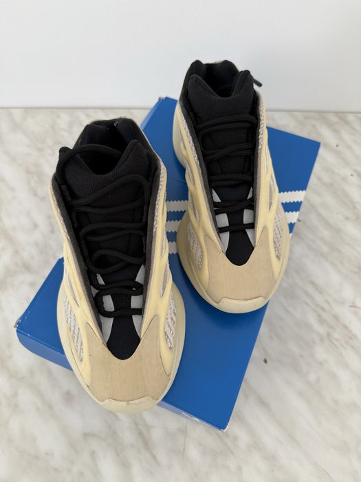 Vând Yeezy 700 V3 Azael