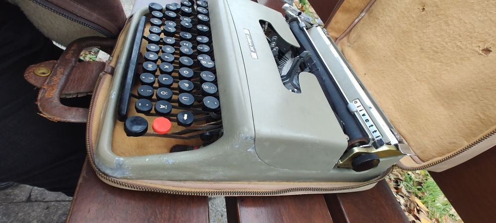Vând  urgent mașină de scris OLLIVETA LETTERA 22 1949