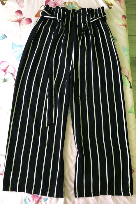 Pantaloni largi Stradivarius