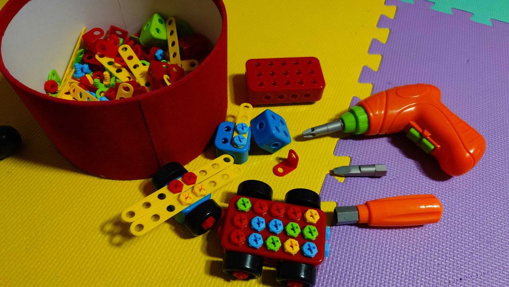 Set de construit cu surubelnita automata si manuala 4+