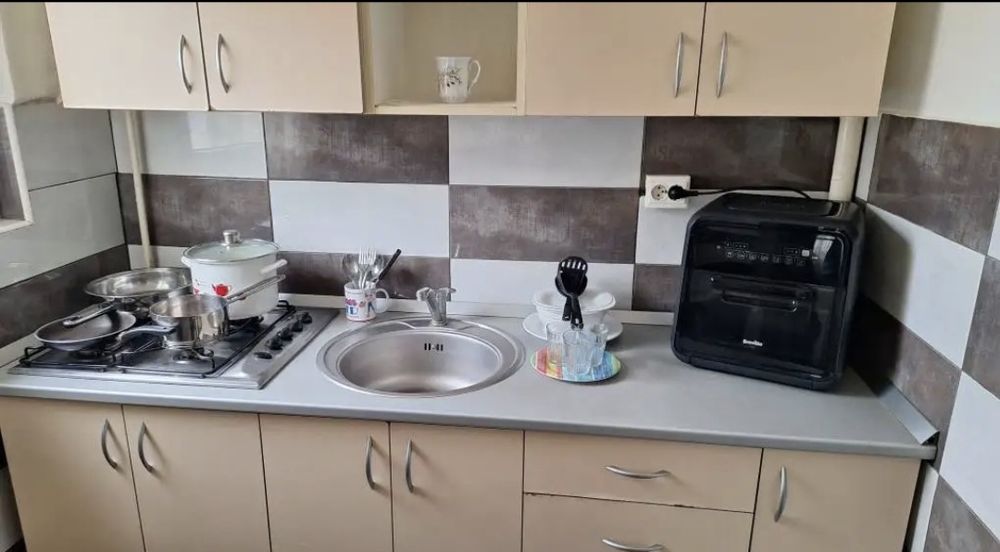 Dau in chirie garsoniera confort1, et 2, in Cart. Confecții -Arad, lîngă campul universitar