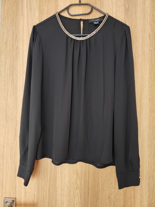 Ризка с камъчета около деколтето.