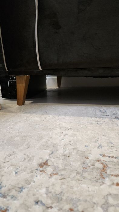 Диван на ножках коричневый