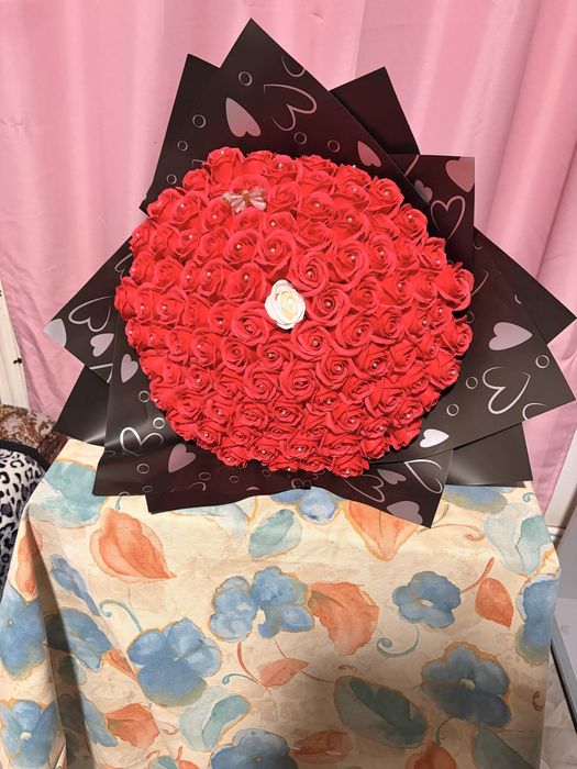 vand buchete de trandafiri