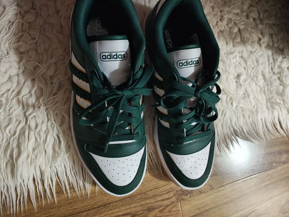 Adidași aproape noi