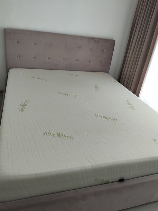 Vând pat tapițat 1'6m