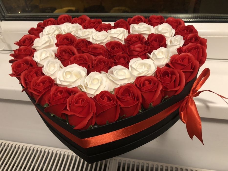 Cadou 8 martie cutie informa de inima cu trandafiri de sapun