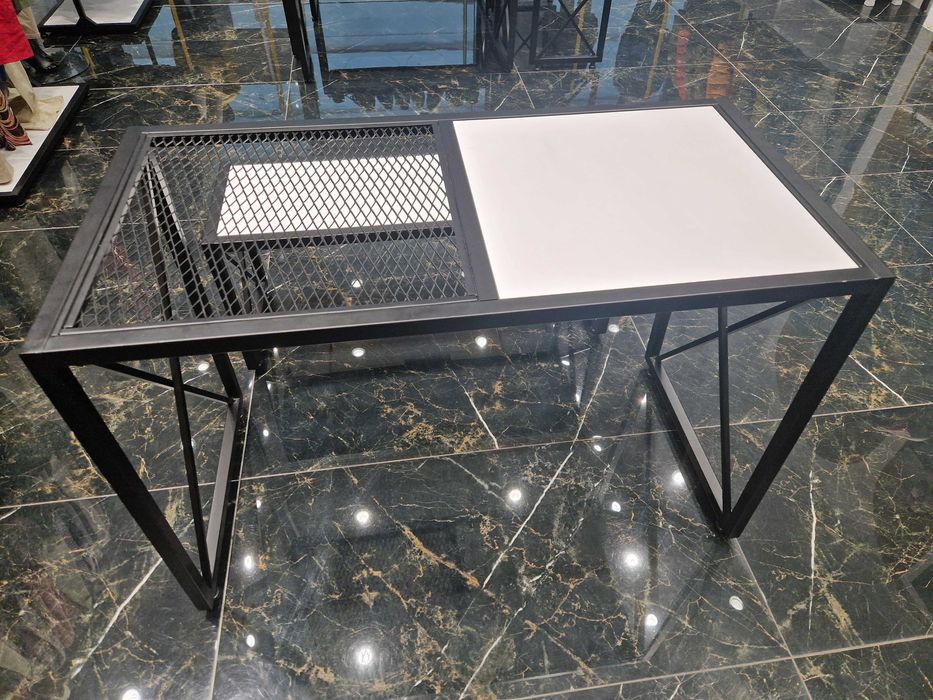 Mobilier metalic pentru magazin – design modern, stare foarte bună