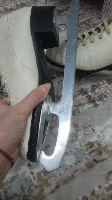 Продам коньки за 8000