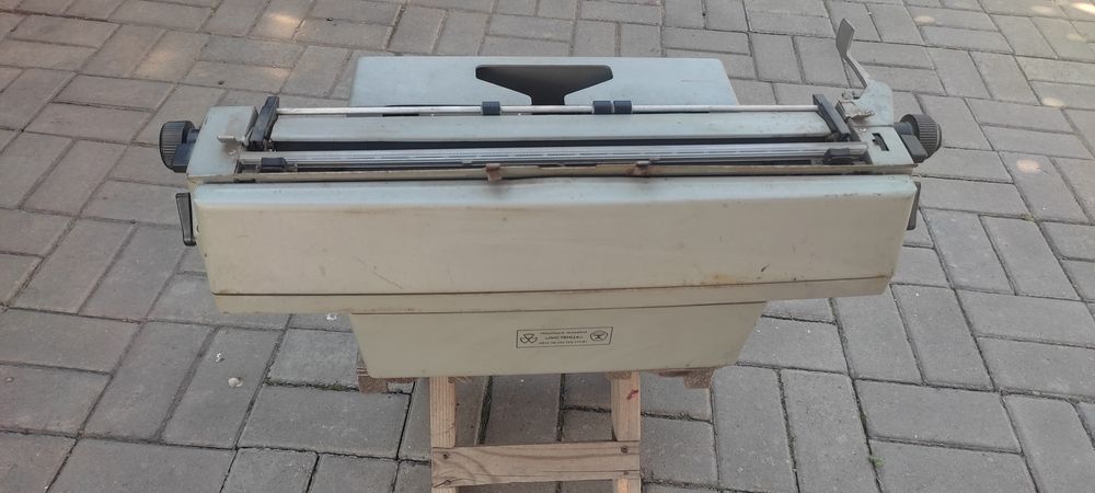 Машинка пишущая механическая