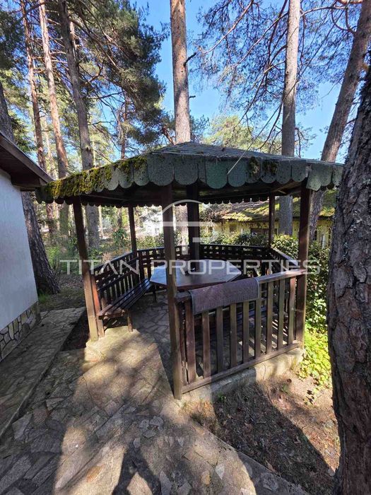 Двуетажна обзаведена къща с два гаража в Цигов чарк