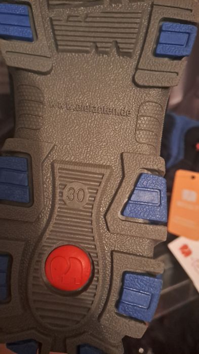 Продавам детски ботуши.  НовИ