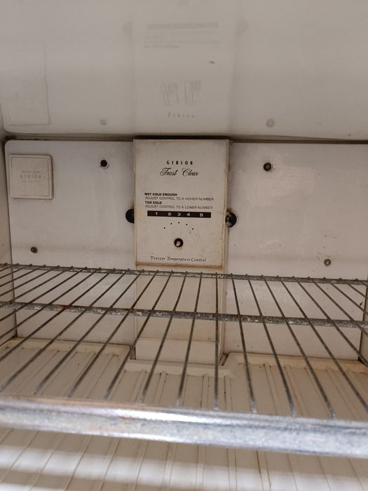 Продавам Хладилник с фризер  GIBSON