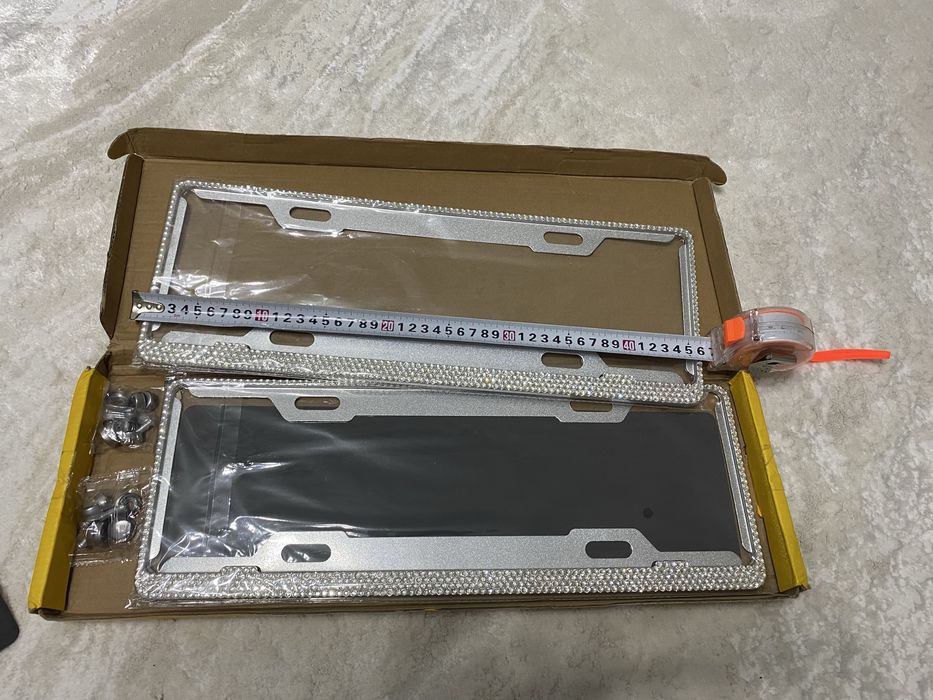 Подномерник блестящий со стразами