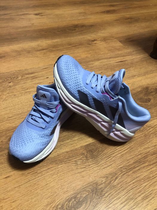 Маратонки обувки