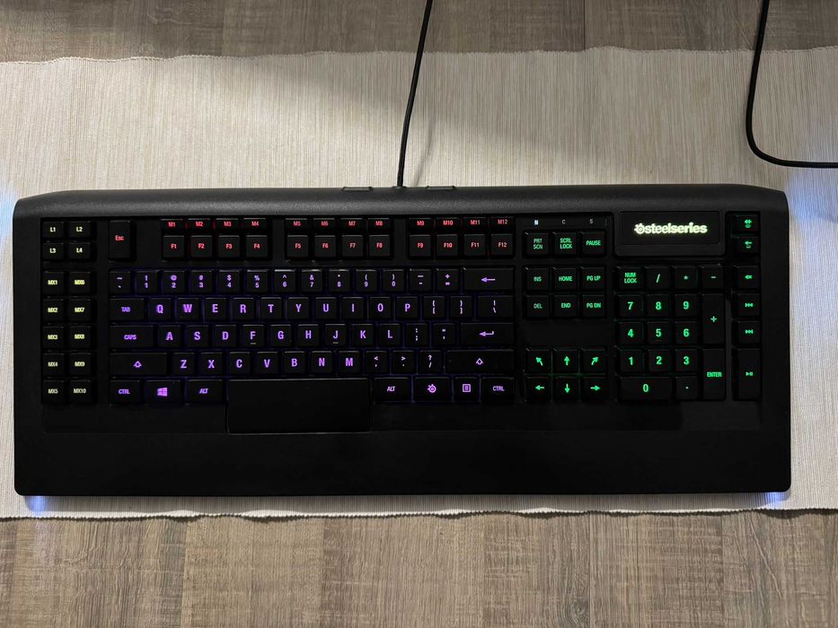 SteelSeries Apex геймърска клавиатура - RGB подсветка + макро бутони