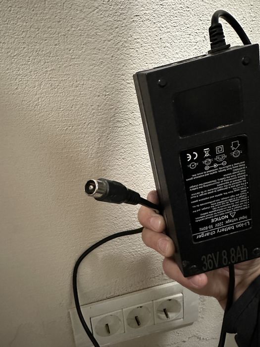 Incarcatoare bicicleta electrice/trotinete 36v/48v/52Bosch 2/4ah Bosch