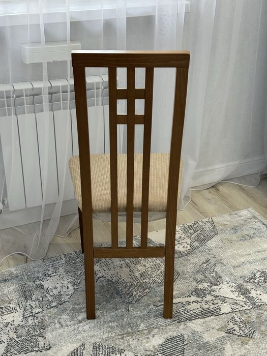 Продам стол круглый и 4 стула.