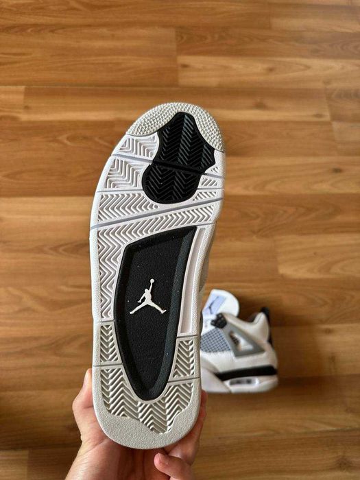 Sneakers Jordan4 cu eticheta (nu Nike, Gucci, Adidas, Balenciaga)