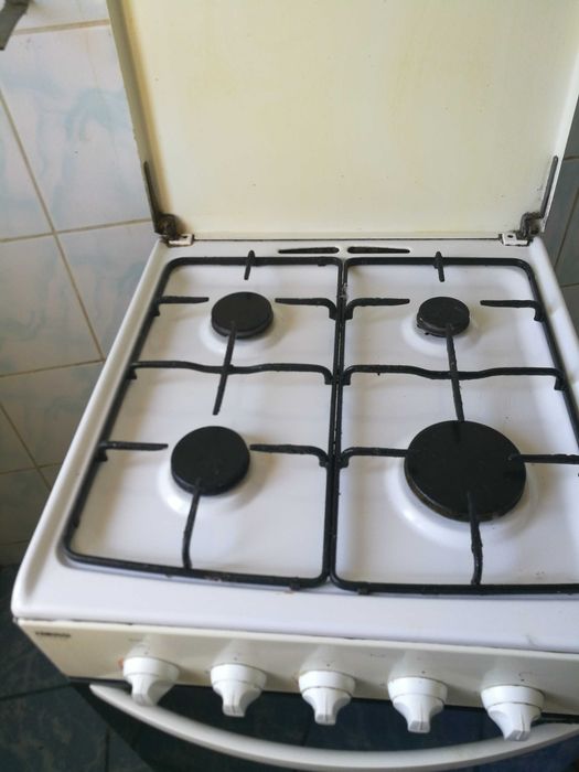 Vand aragaz functional la 160 lei