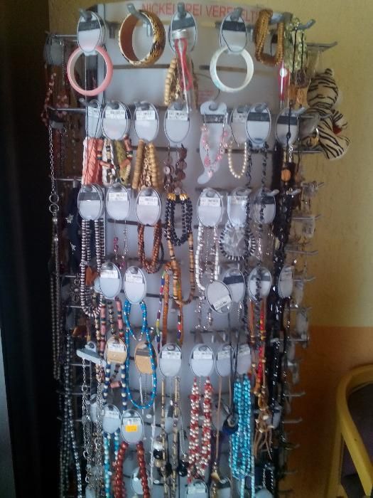 Бижута и въртящ стелаж за бижута