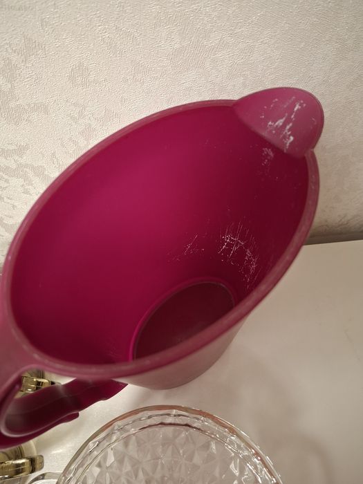 Графин tupperware,  чайник Wilmax, стаканы и кастрюля