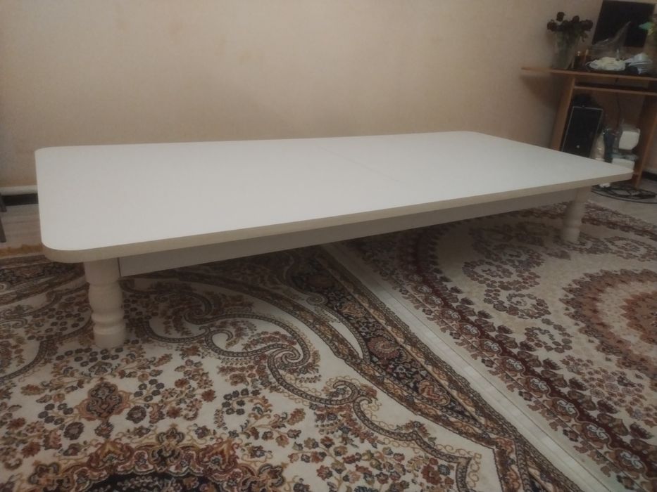 Стол и стулья цена 150 000 тг.