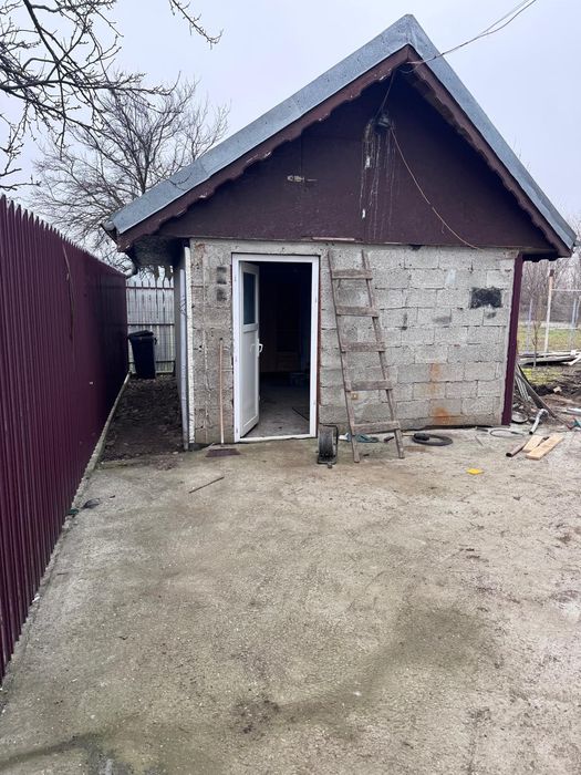 Casă spațioasă cu etaj și curte