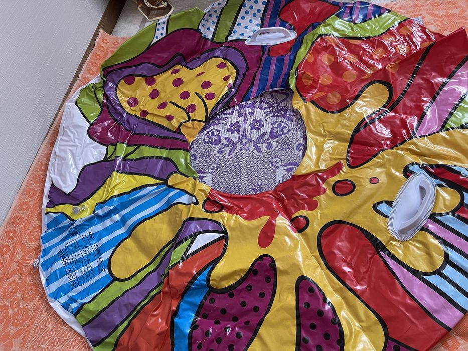 Продаю надувной бутут для бассейна и моря.