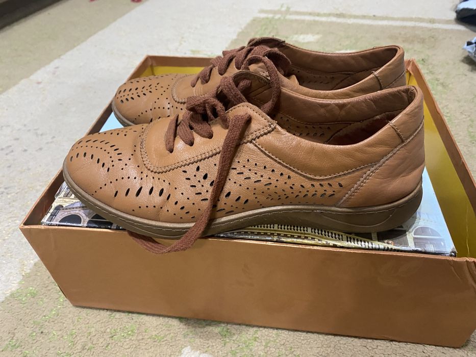 Продам женскую обувь.