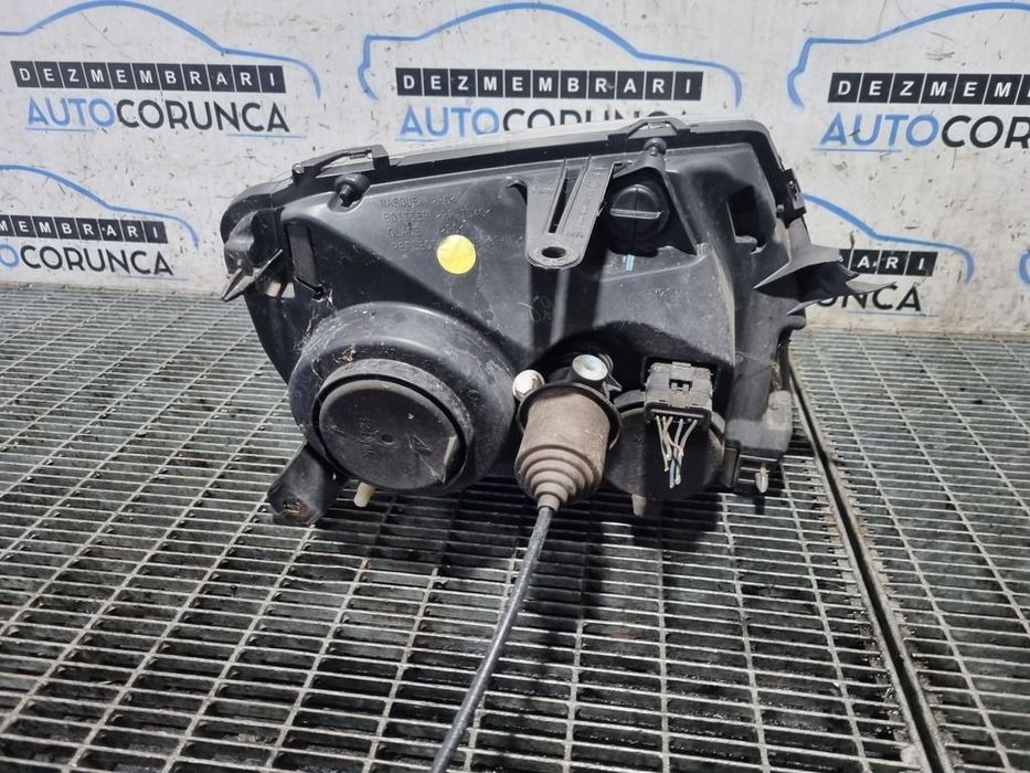 Far Stanga Dacia Duster 2010 - 2013 SUV 4 Usi (1304) Fara xenon