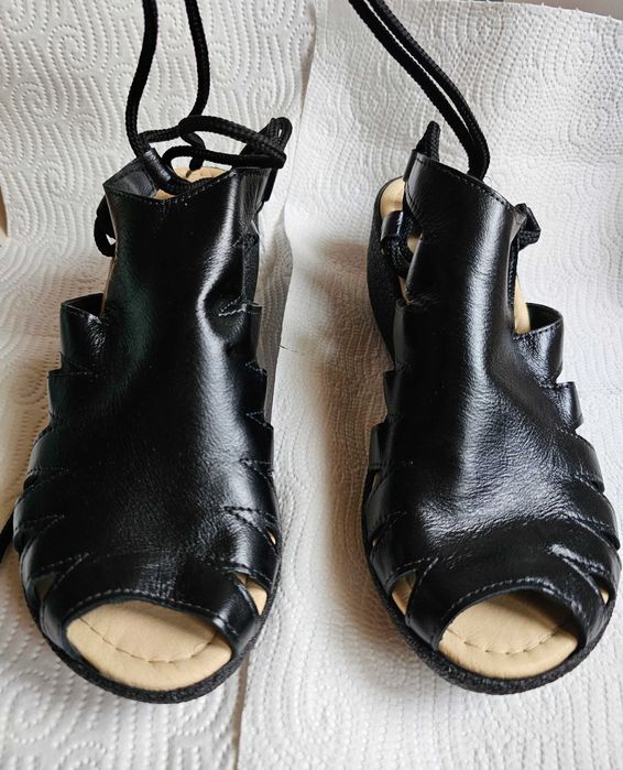 Sandale de dama elegante din piete naturala