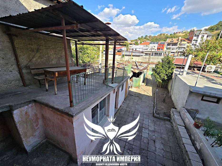 Продавам двуетажна къща 146РЗП и малък двор с площ от 173кв.м. в град Асеновград широк център