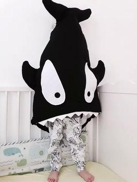 Sac de dormit bebe in forma de rechin