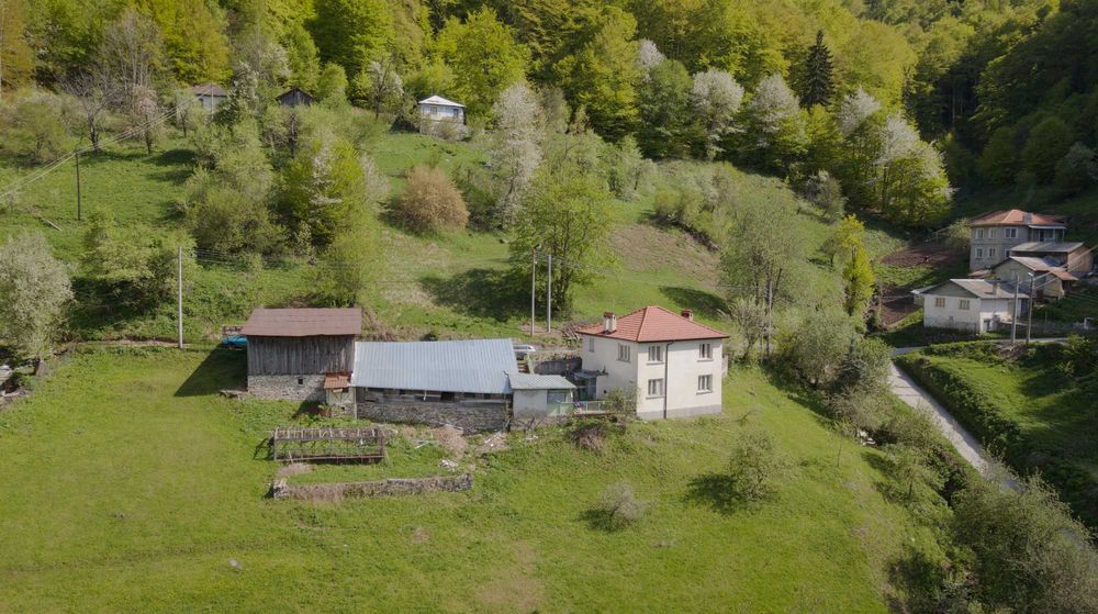 Двуетажна къща в  Родопите