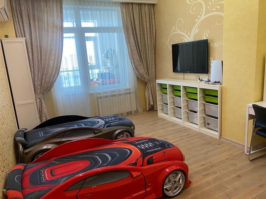 Две детские кровати машинки