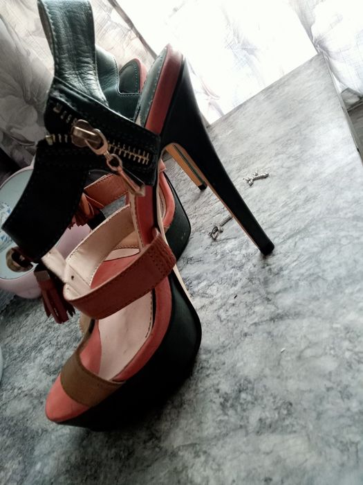 Продам туфли новые