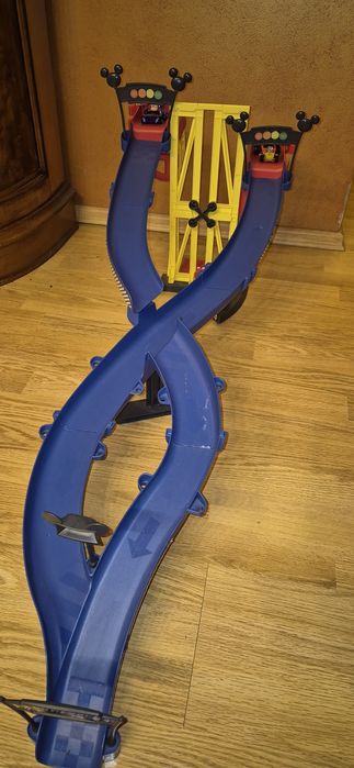 Pista de curse pt copii Mickey Roadster Racers