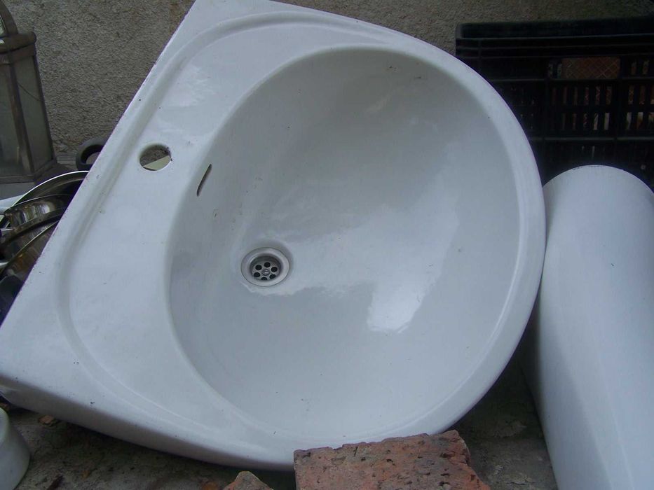 vand lavoare portelan  cu picior 2 wc 3 buc