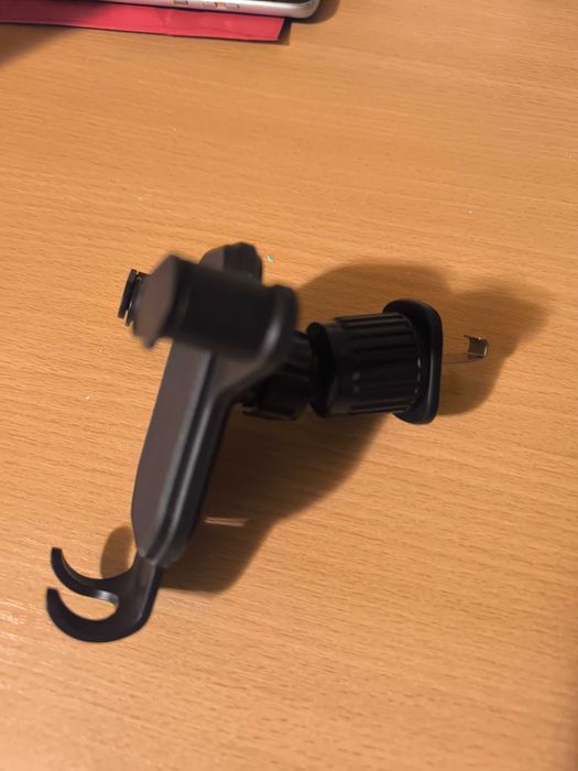 Продавам стойка за телефон за кола-10 ев.