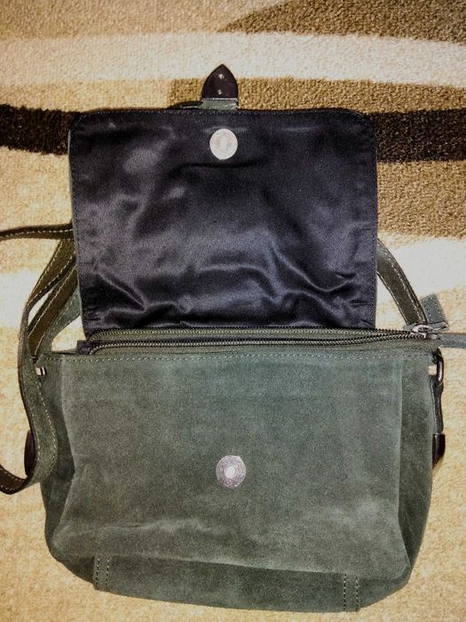 Продавам малка дамска чанта с дълга дръжка