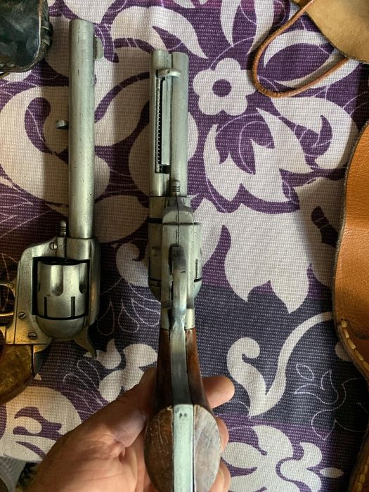 Реплика пистолети Колт и пушка Уинчестър