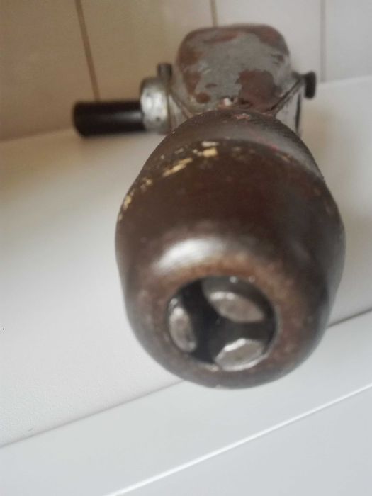 Ръчна дрелка (маткап) , пулверизатор и преса за картофи..