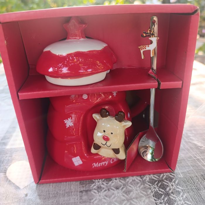 Продавам чисто нова, нео silverware коледна керамична чаша в оригиналната си подаръчна кутия.