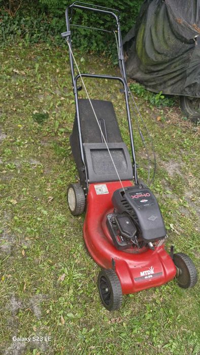 Mașină de tuns iarba