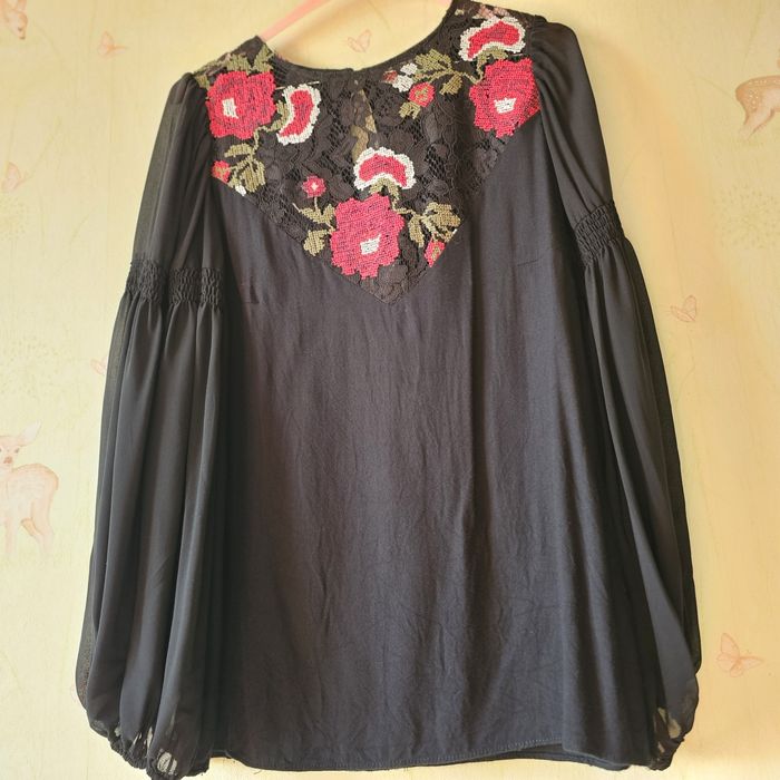 Bluză neagră cu broderie florală și mâneci bufante