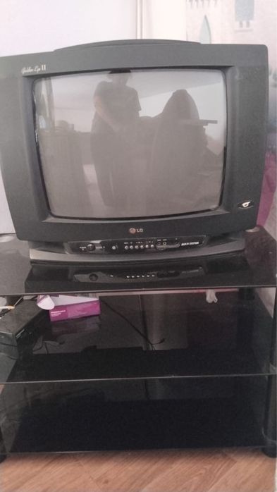 Продам телевизор с подставкой