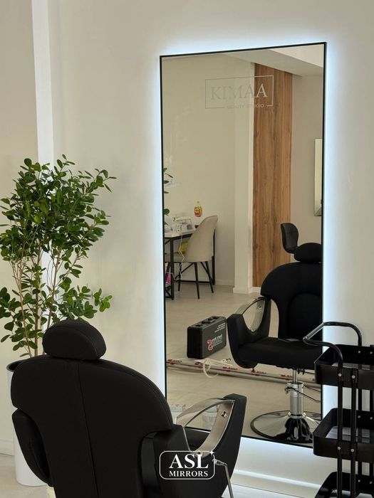 Зеркало с алюминиевой рамкой.